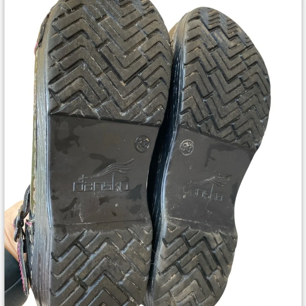 Dansko girls' black patent leather Mary Jane clogs size 33